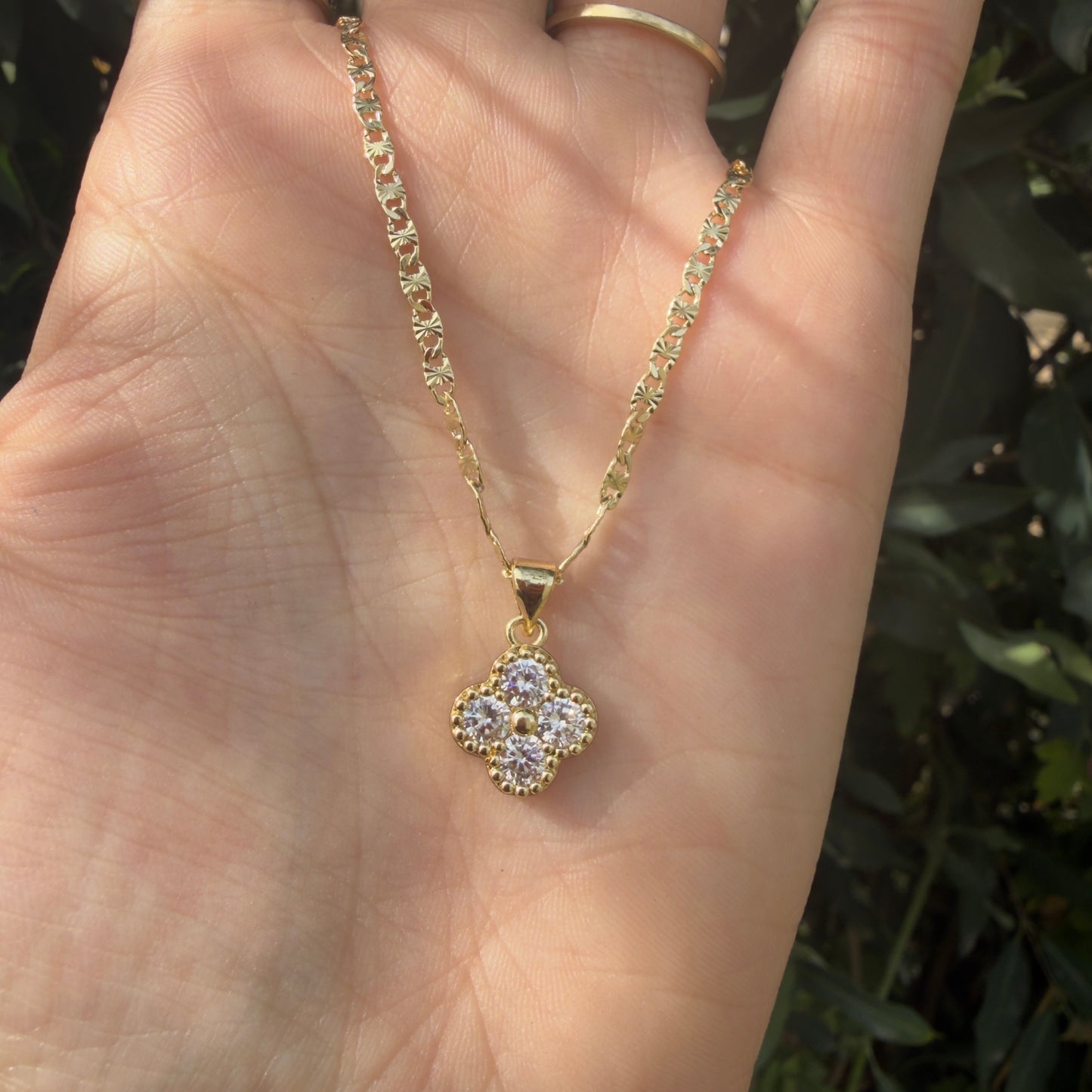 Cadena con dije trébol piedra blanca✨