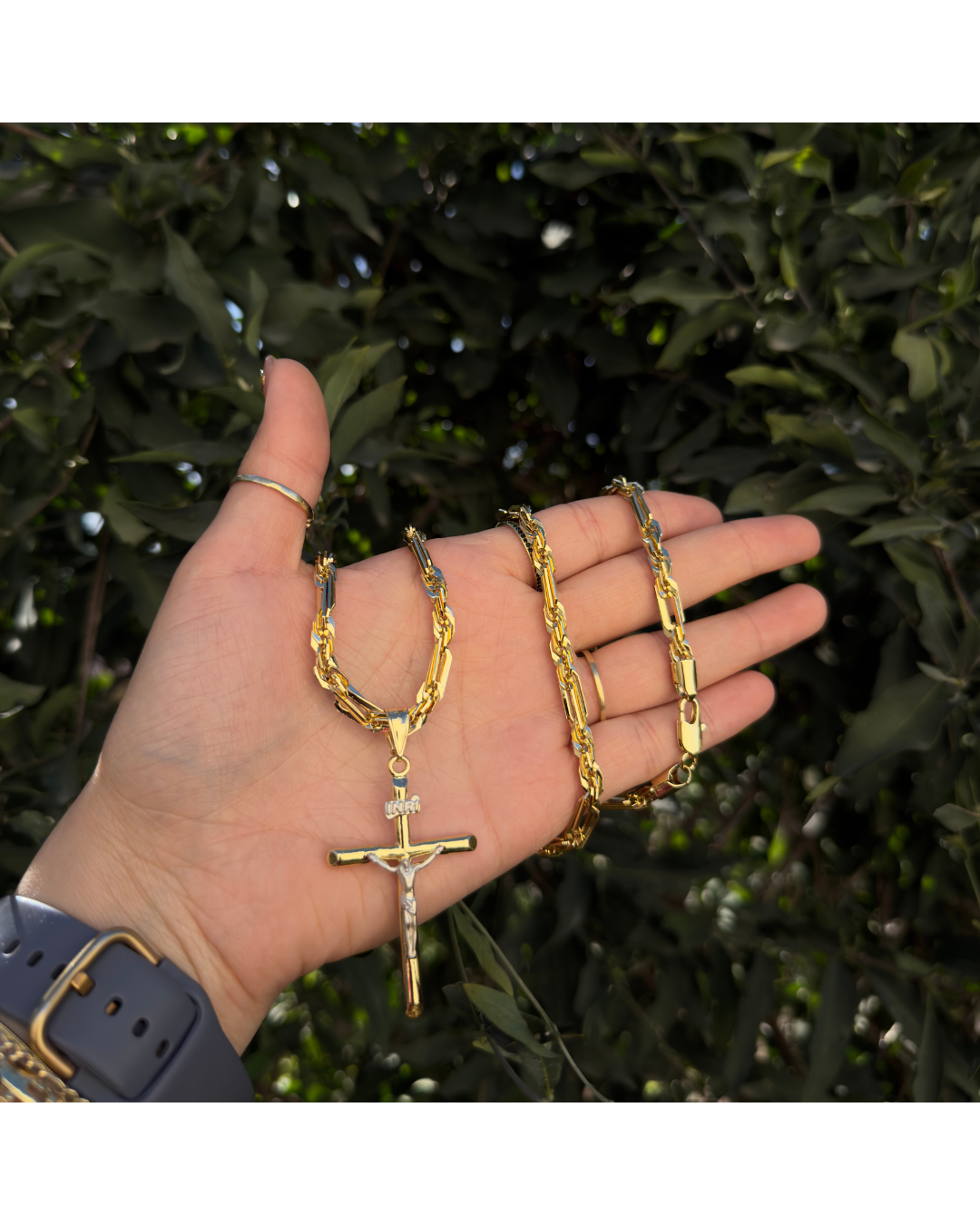 Torsal fígaro con dije de Cristo ✨🔥