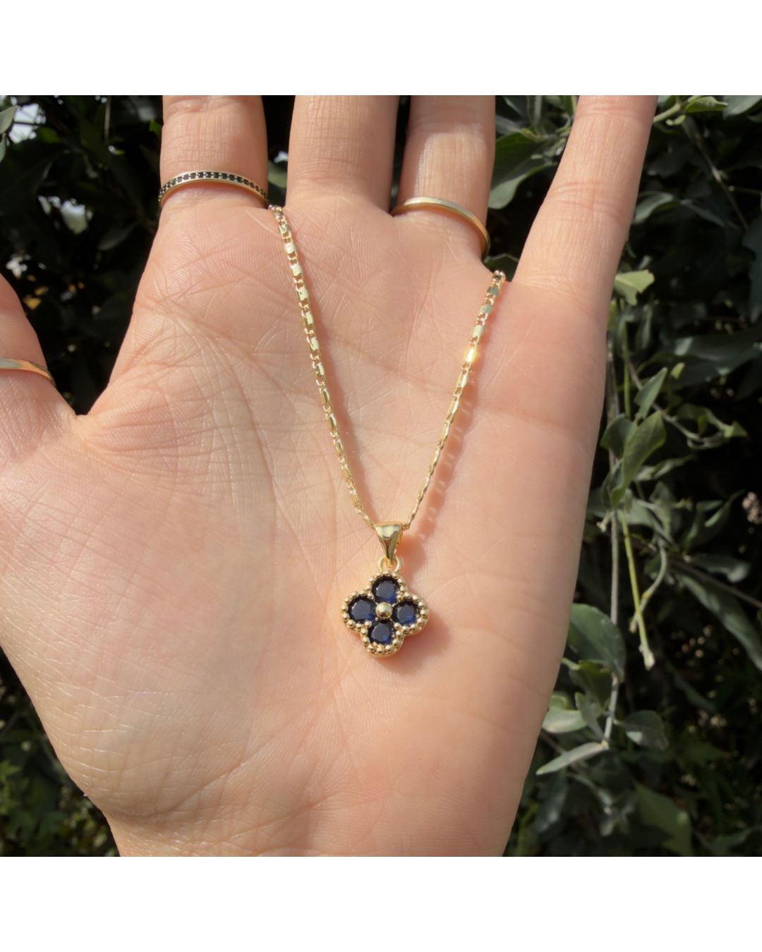 Cadena con dije trébol azul marino ✨