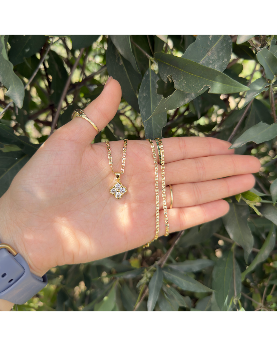 Cadena con dije trébol piedra blanca✨