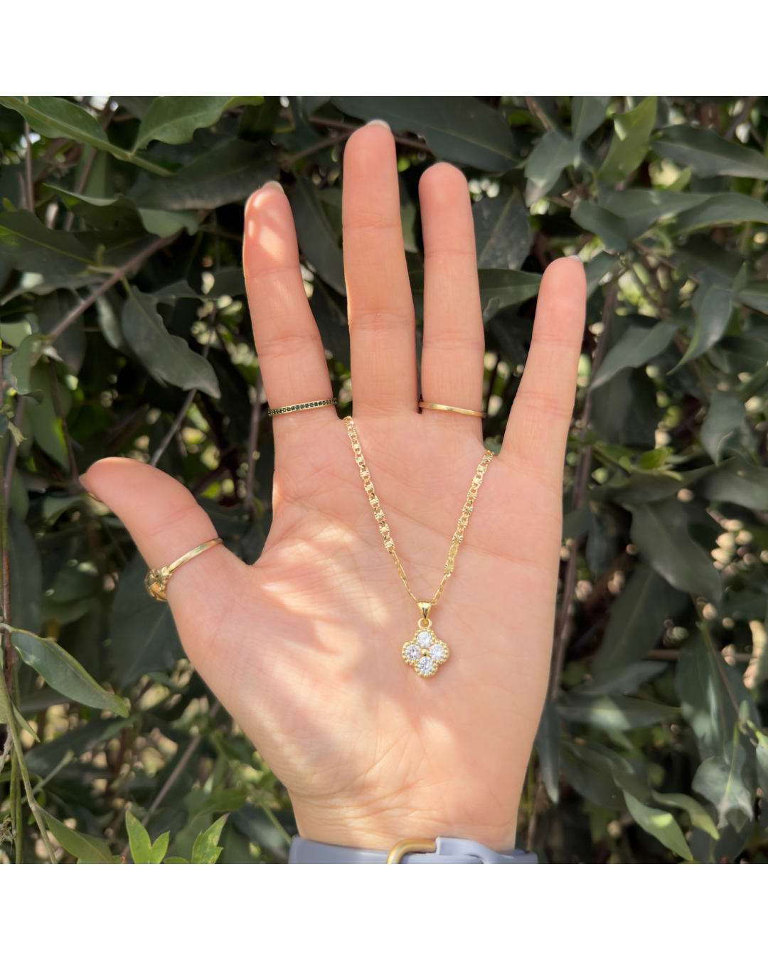 Cadena con dije trébol piedra blanca✨