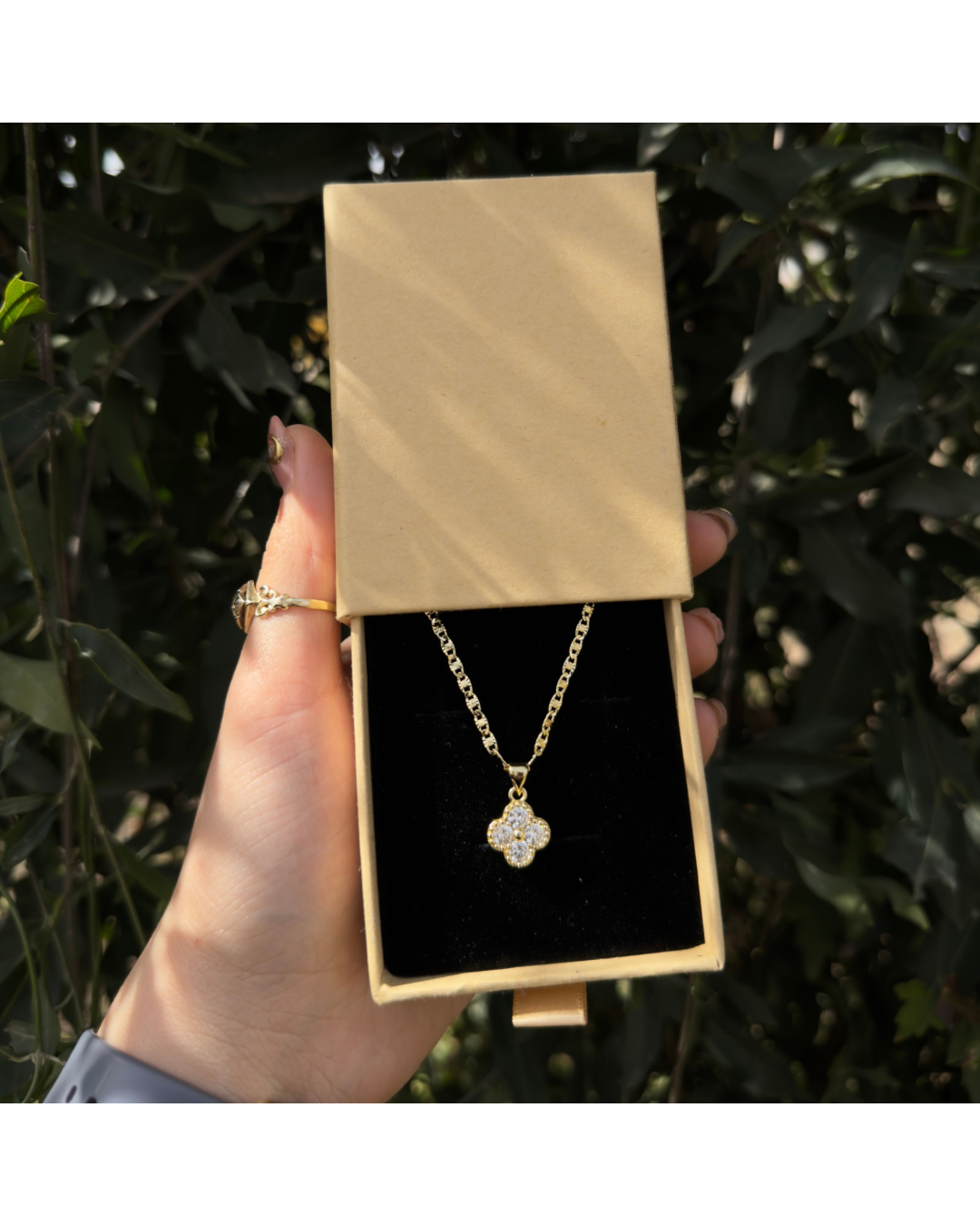 Cadena con dije trébol piedra blanca✨