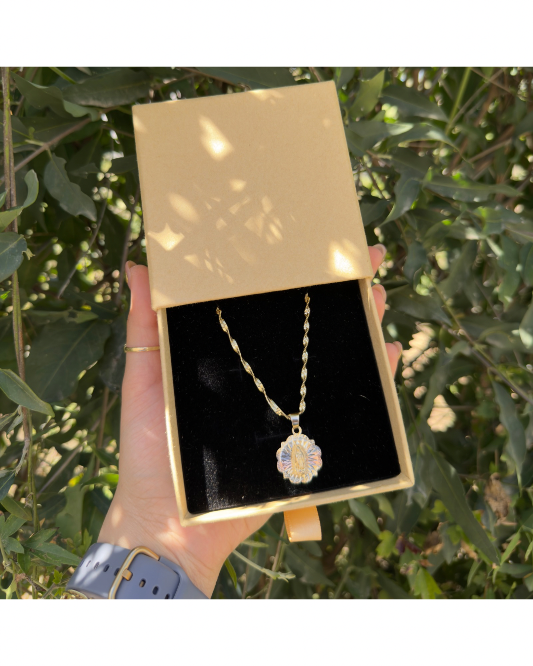 Cadena con dije virgen ✨