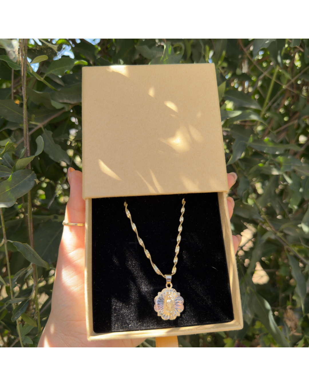 Cadena con dije virgen ✨